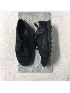 Reebok Classics Black Runners Lace Up Sneakers Size 9.5 Suede Faux Leather